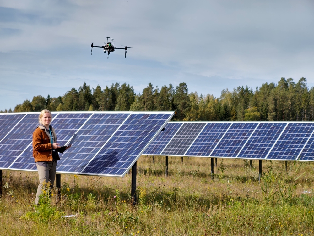 Bildet kan inneholde: solenergi, solcellepanel, solenergi, mennesker i naturen, teknologi.