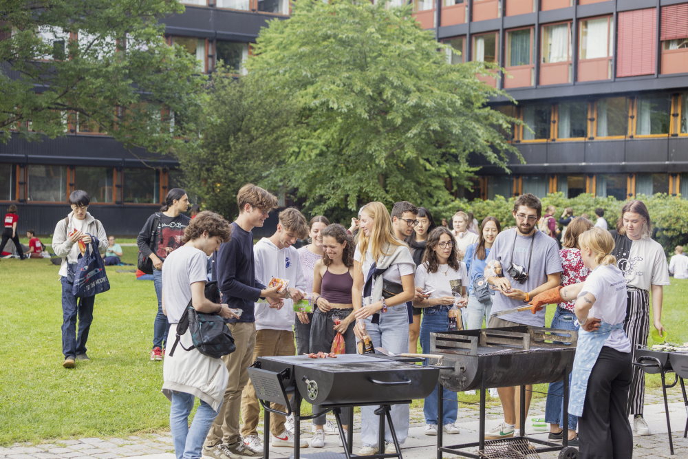 Gruppe mennesker som griller
