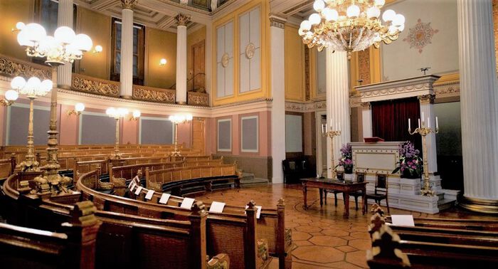 Bildet kan inneholde: interiørdesign, belysning, tak, lysarmatur, hall.
