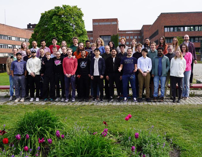 Bildet kan inneholde: sosial gruppe, fellesskap, smil, menneskelig bosetning, team.