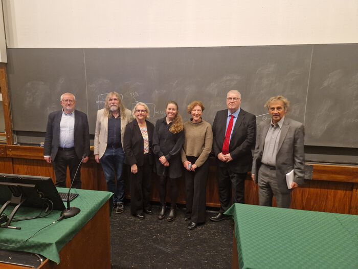 Bildet kan inneholde: bukse, stående, møbler, frakk, dress.