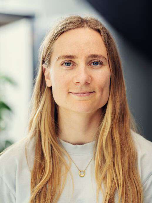 Bildet kan inneholde: person, briller, hake, kinn, ansiktshår.