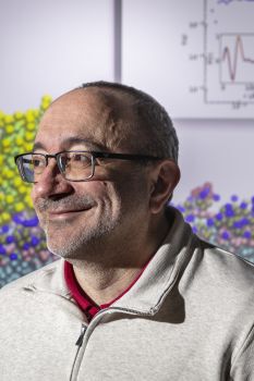 Professor og forsker Michele Cascella foran en skjerm som viser ulike grafiske beregninger innen teoretisk kvantekjemi. Foto: UiO, Werner Juvik.  