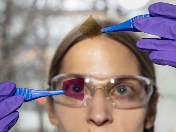 Utvikling av materialer er et stort forskningsområdet ved Kjemisk institutt. Her holder en forsker opp to biter av et nanomateriale. Hun holder disse med pinsetter og beskyttelseshandsker, og ser på disse gjennom vernebriller.