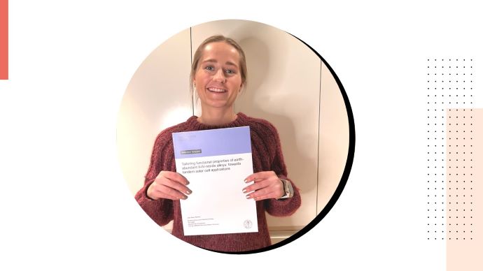 Bilde av Marie Nielsen som holder sin masteroppgave in papirformat