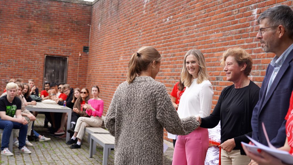 Utdanningsleder Anja Olafsen Sjåstad gratulerer ny student med studievalget. Her sammen med kommunikasjonsrådgiver Cathrine Strøm og instituttleder Einar Uggerud. 