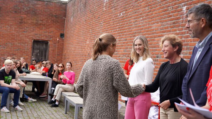 Utdanningsleder Anja Olafsen Sjåstad gratulerer ny student med studievalget. Her sammen med kommunikasjonsrådgiver Cathrine Strøm og instituttleder Einar Uggerud. 