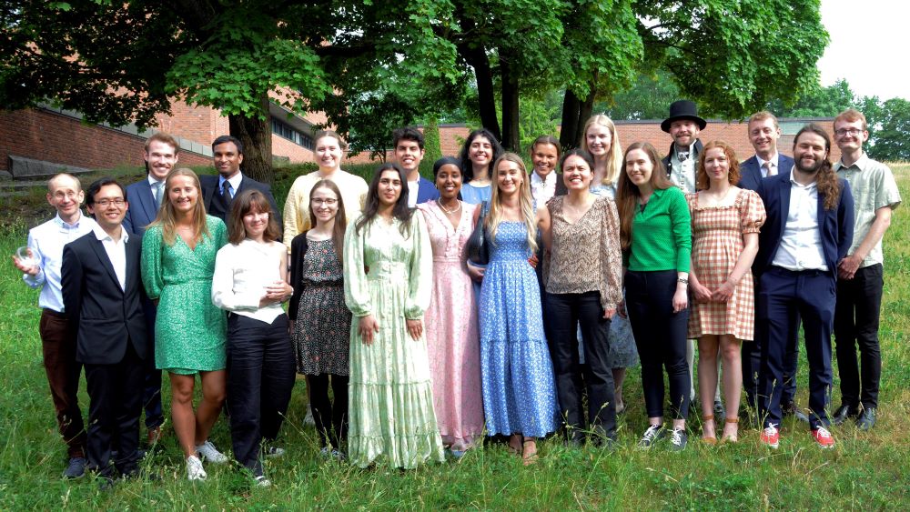 Masterstudenter, gutter og jenter, på gressplenen utenfor Kjemisk insitutt. 