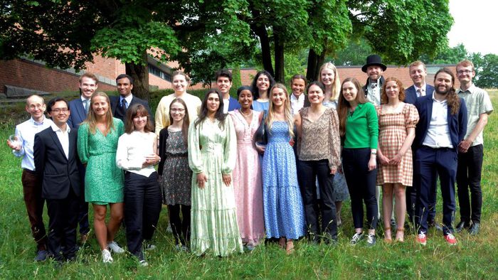 Masterstudenter, gutter og jenter, på gressplenen utenfor Kjemisk insitutt. 