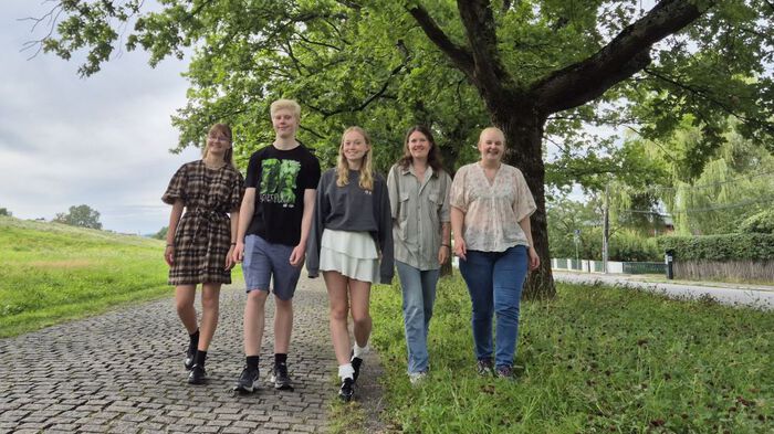 Fem studenter på en gangvei utenfor Kjemibygningen. 