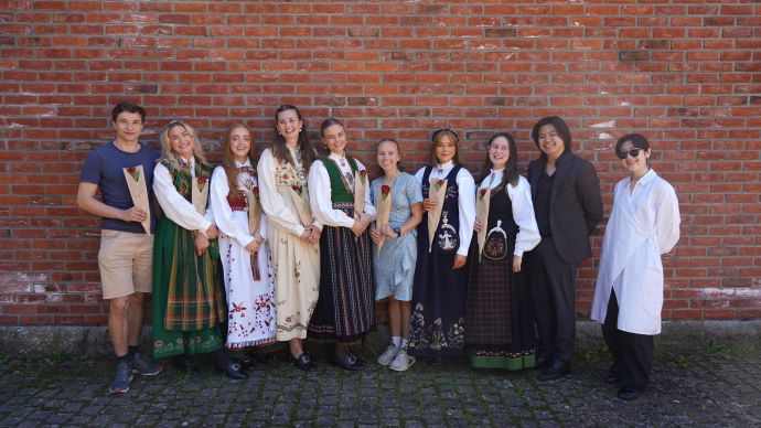 Bildet kan inneholde: smil, sosial gruppe, uniform, begivenhet, team.