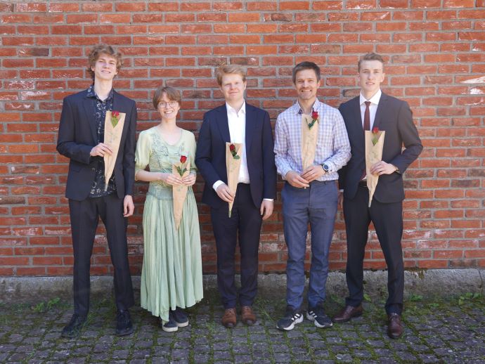 Bildet kan inneholde: fottøy, bukse, smil, stående, gest.