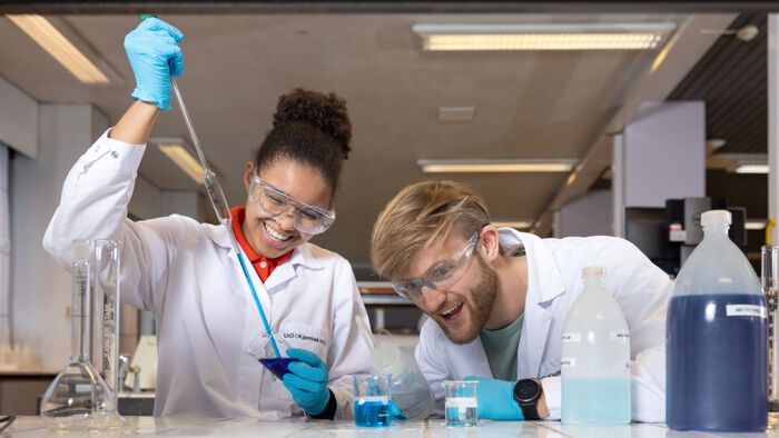 Bilde av en bachelorstudent i kjemi og en masterstudent . 