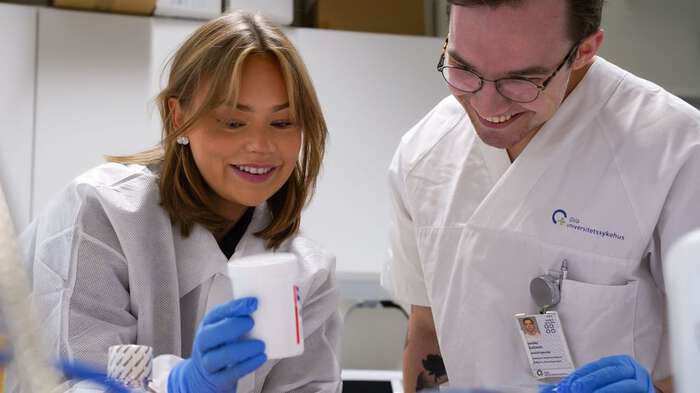 Ung dame, Julie, er på lab sammen med en mannlig forsker fra Oslo Universitetssykehus. 