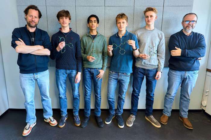 Gruppen med elever fra Lambertseter videregående skole sammen med læreren sin, Kim Granholt (til venstre), og Hylleraas-forskningsleder David Balcells (til høyre). 
