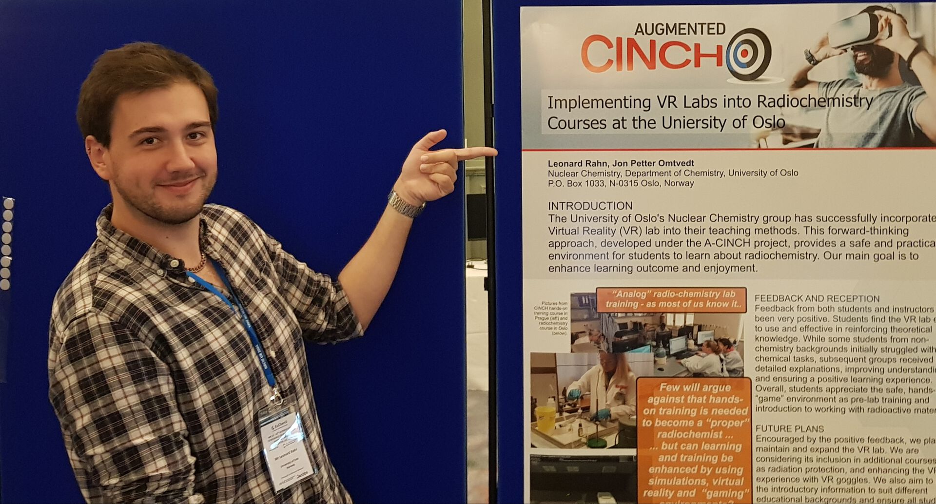 Picture of Leonard Rahn presenting a poster about using a VR radiochemistry lab at UiO