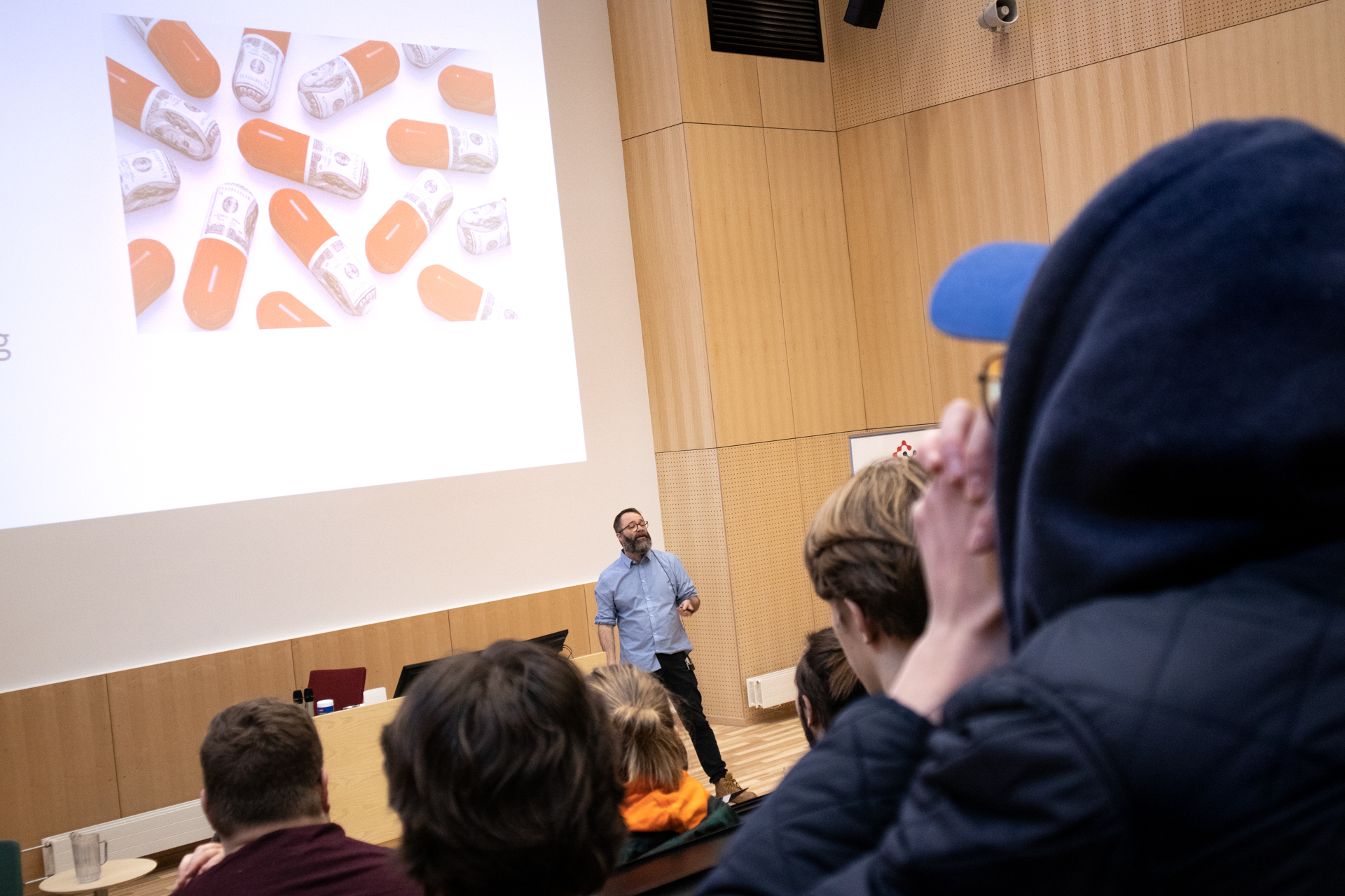 Professor foran prosjektor i auditorium