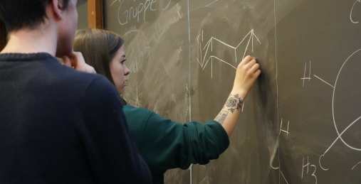 studenter skriver på tavle