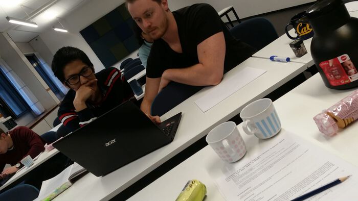 Studenter som jobber sammen i undervisningsrom
