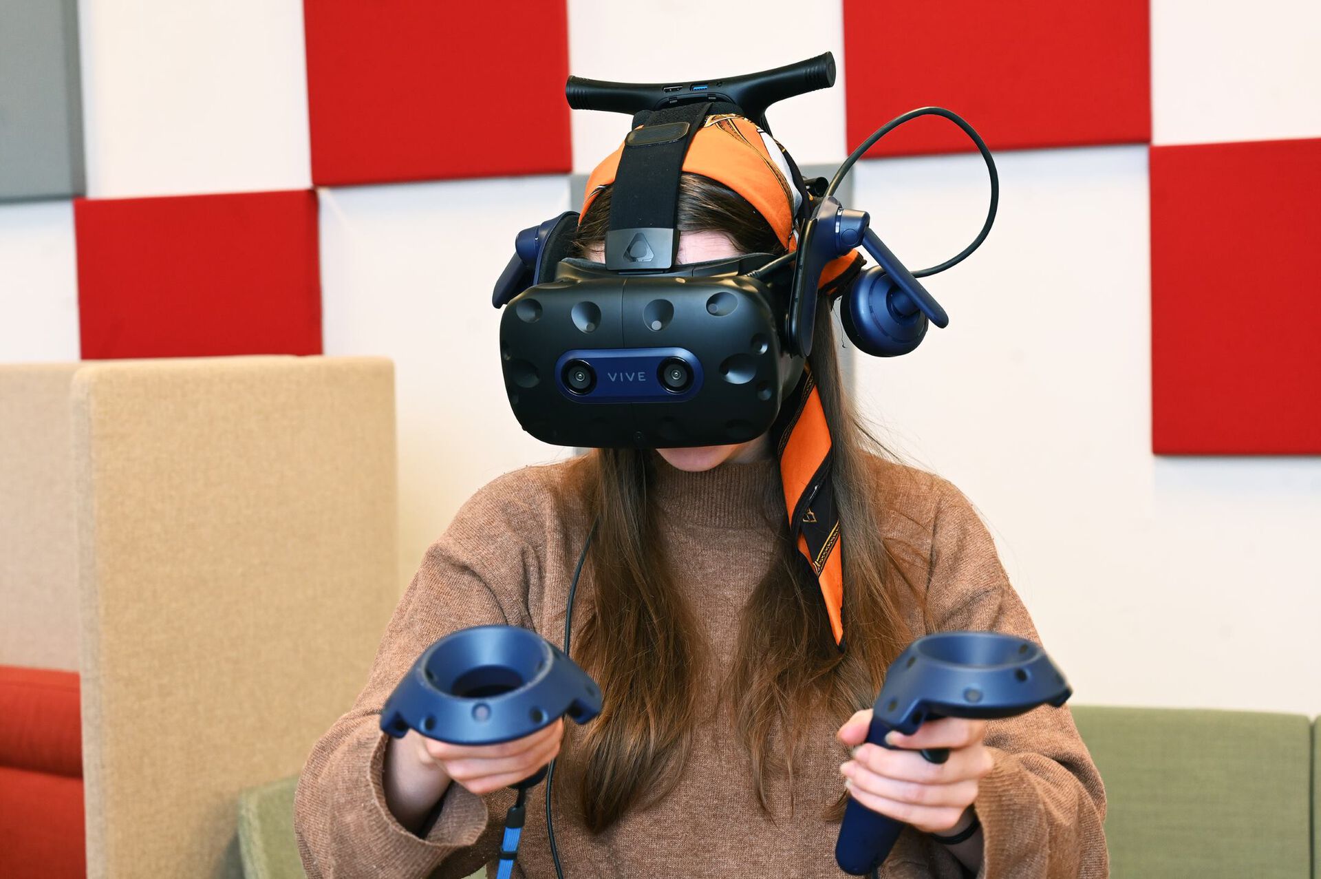 student med VR-utstyr på hodet og i hendene til bruk i kjemiundervisningen 