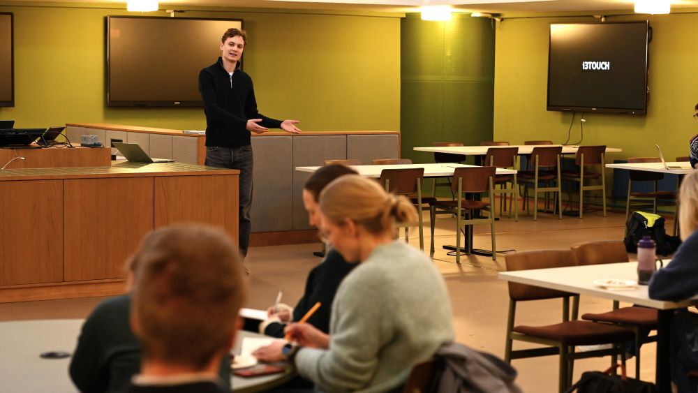 Student foran gruppe mennesker