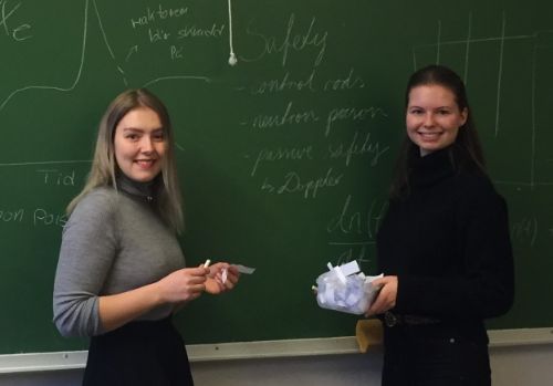 Studentene Wanja Paulsen og Dorthea Gjestvang ved tavle.