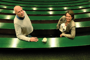Bildet kan inneholde: baize, yttertøy, smil, skjorte, pool-spiller.