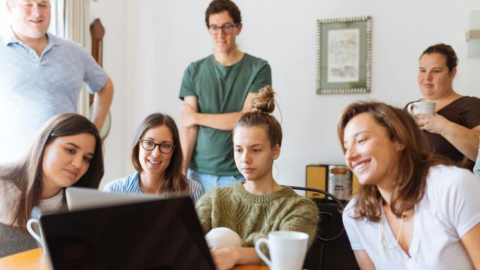 A group of students looking into a pc