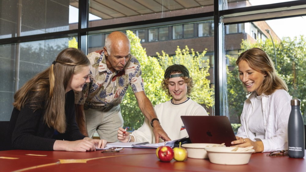 Studenter som diskuterer med foreleser