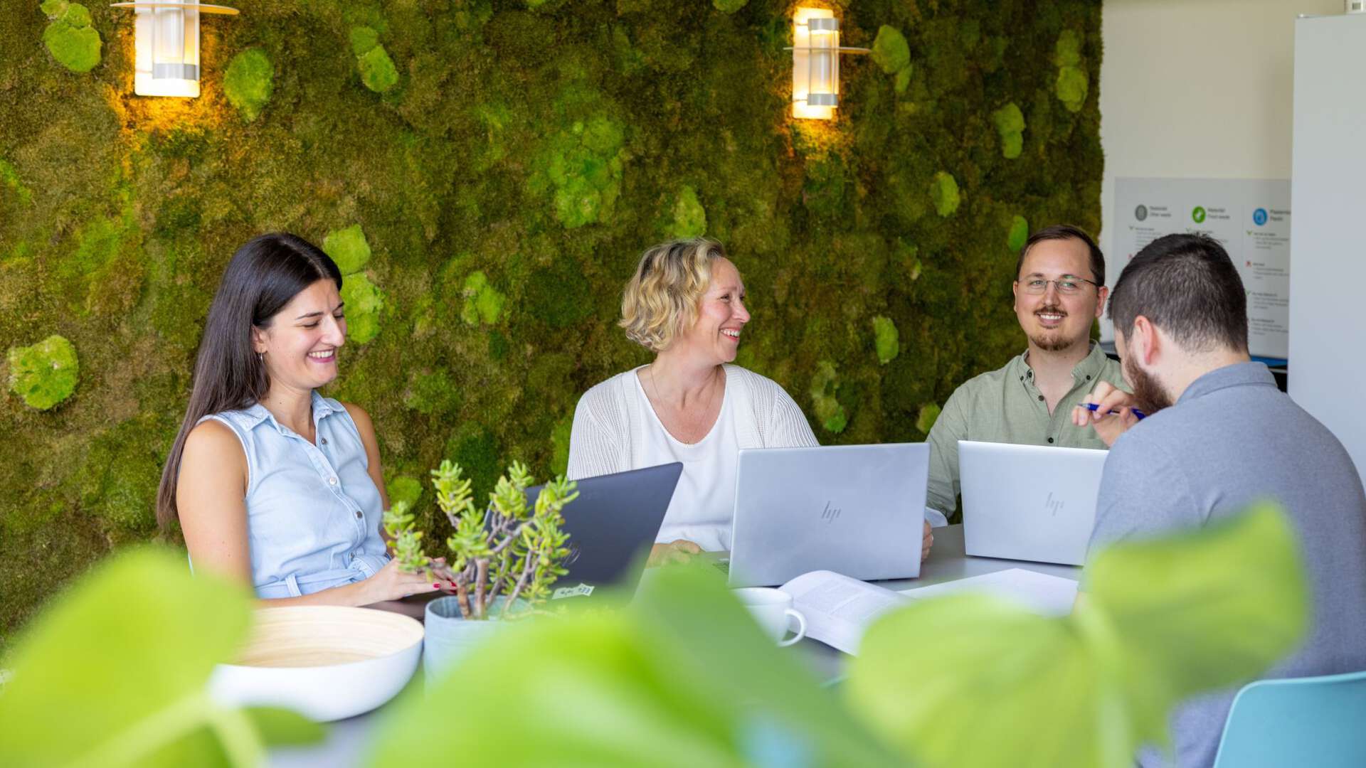 gruppe med ansatte diskuterer