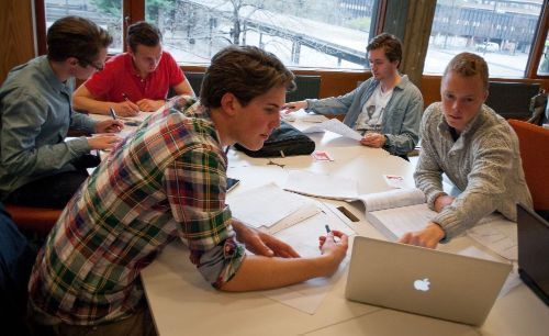 Bildet kan inneholde: bord, skjorte, møbler, laptop, personlig datamaskin.