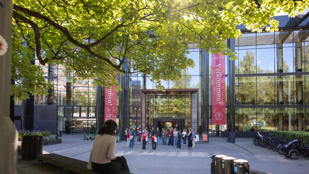 studenter utenfor biblioteket