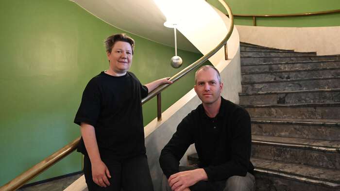 Bildet kan inneholde: ansiktsuttrykk, stående, smil.
