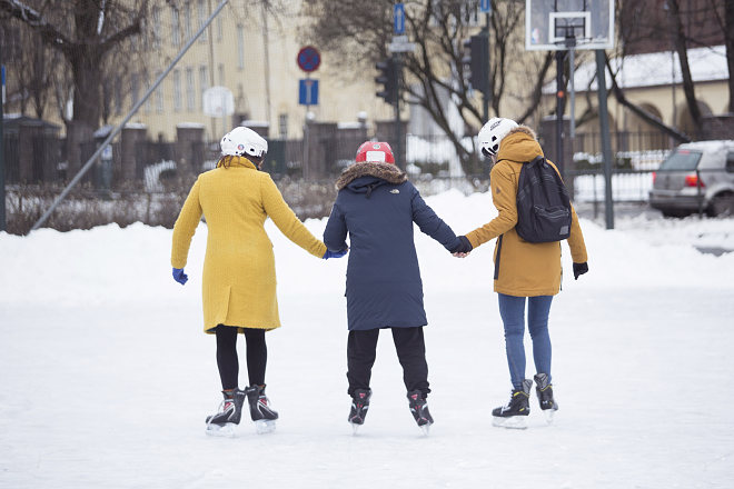 Bildet kan inneholde: snø, bil, gest, tre, fryser.