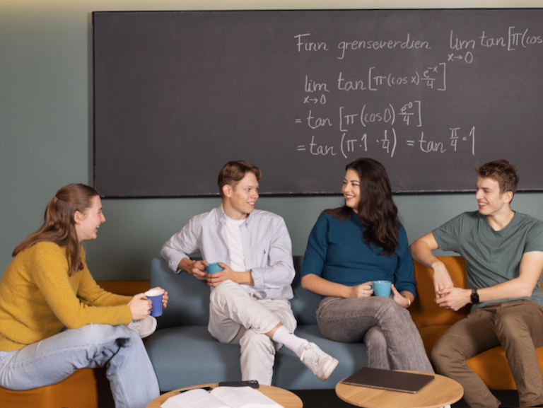 studenter i sofa i matematikkbygningen