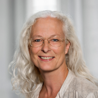 Bildet kan inneholde: person, smil, briller, hake, kinn.