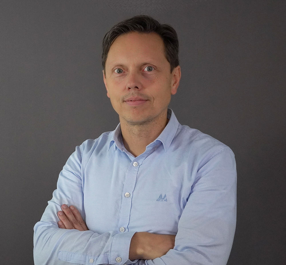 Bildet kan inneholde: person, hake, øyenbryn, erme, panne.