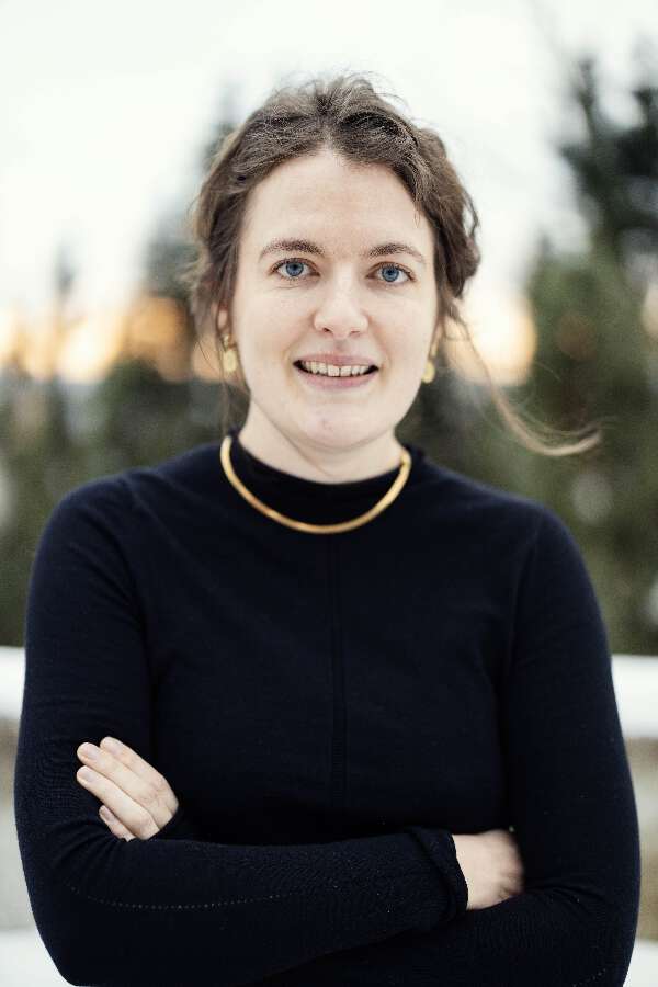 Bildet kan inneholde: smil, erme, lykke, panne, snipp.