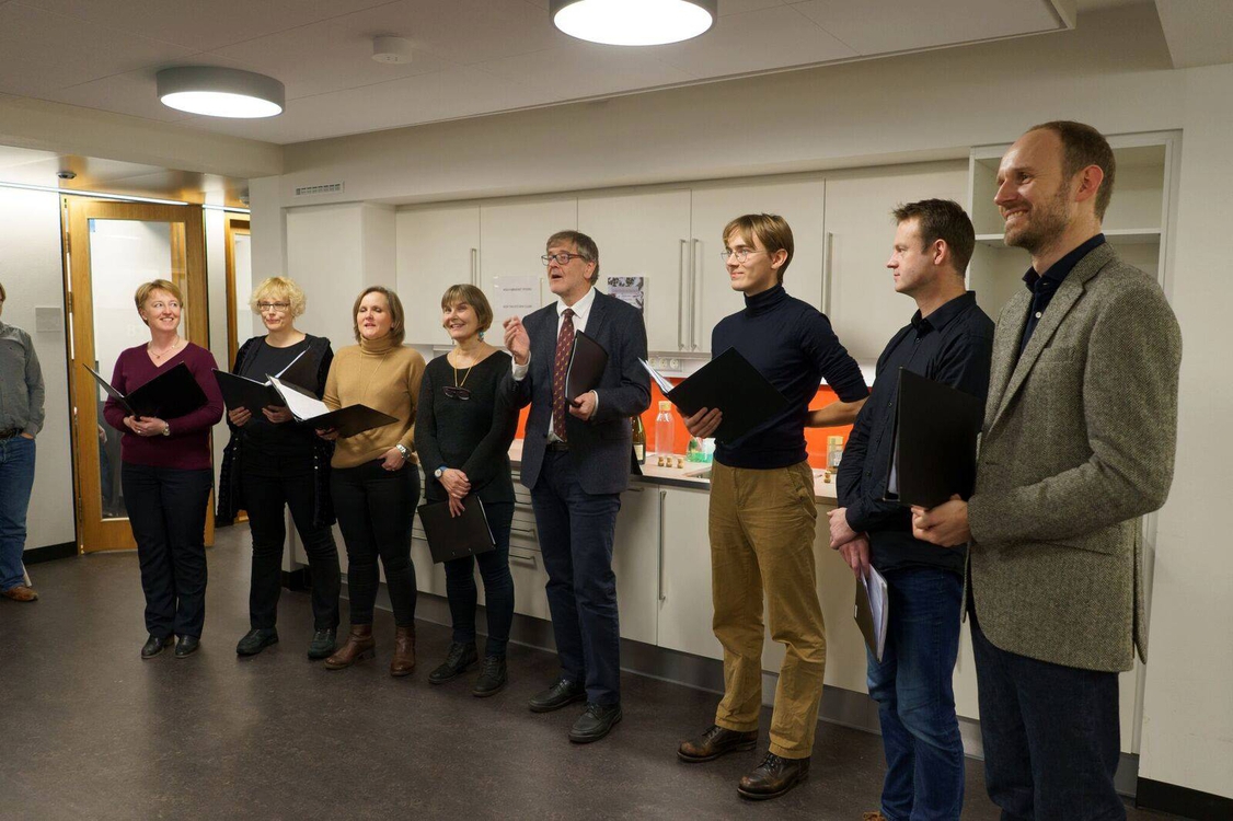 Bildet kan inneholde: fottøy, dressbukse, bukse, dress, funksjonær.