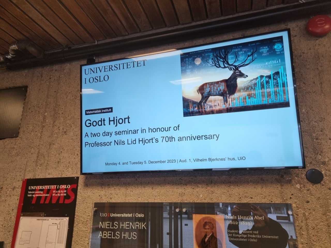 Bildet kan inneholde: skjermenhet, reklame, plakat, multimedia.