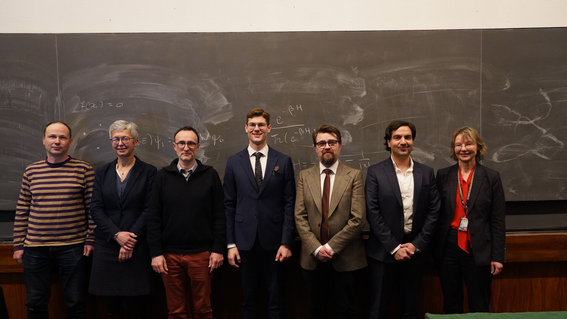Bildet kan inneholde: klær, smil, snipp, stående, bukse.