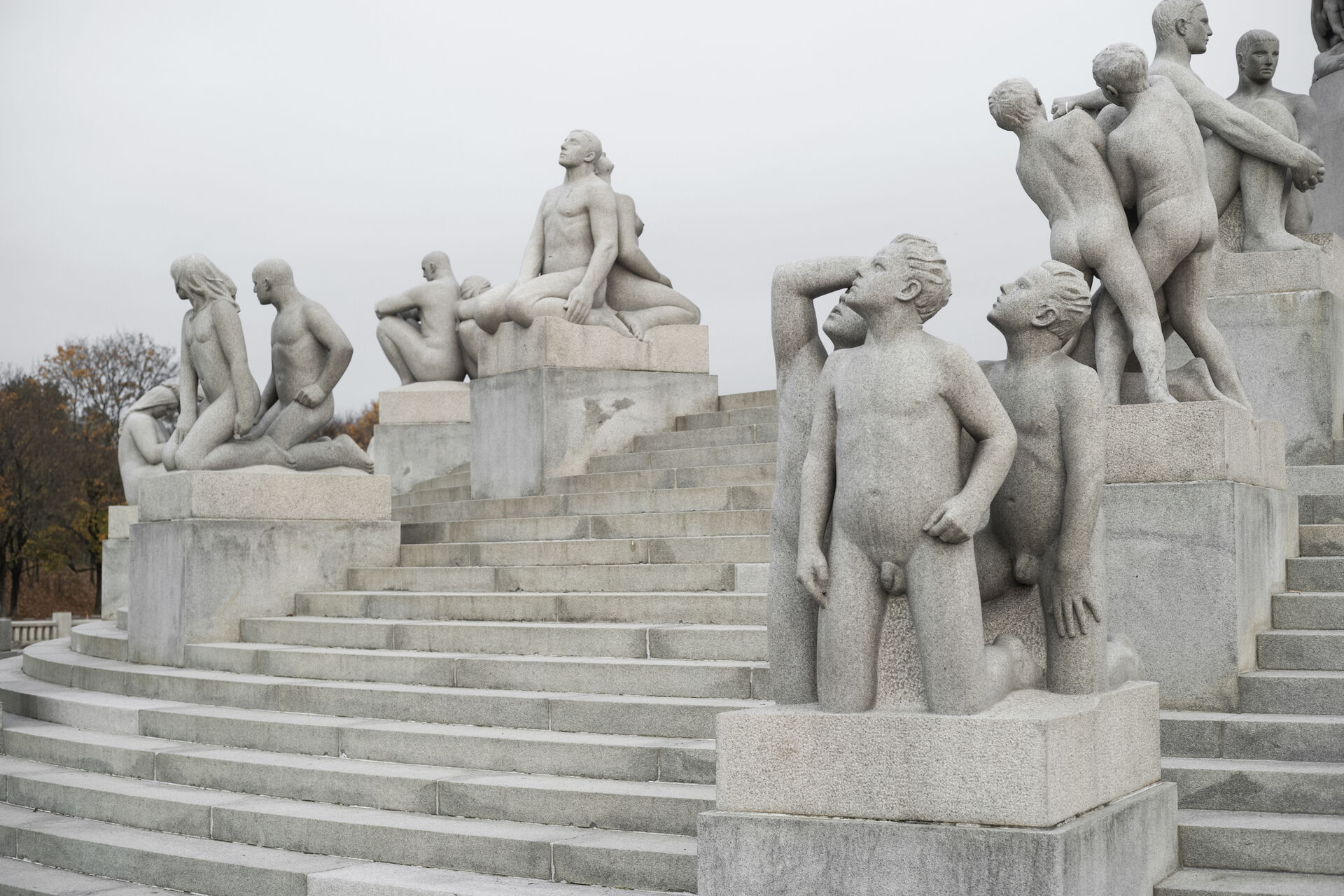 Skulpturer av mennesker som leker, hviler, tenker og observerer himmelen.