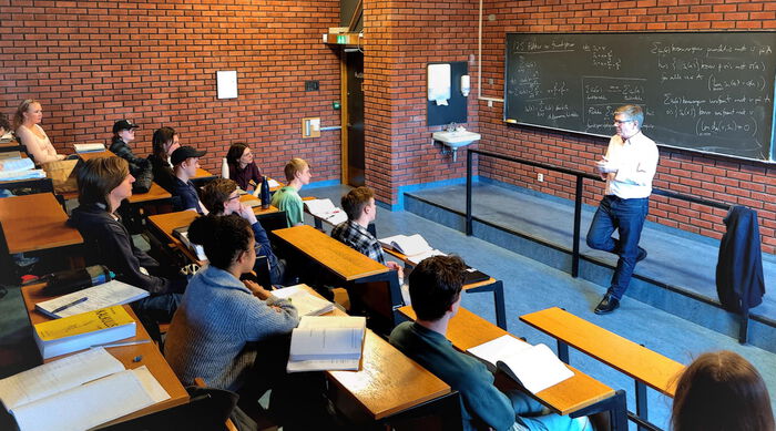 Rektor snakker til elever i auditoriet
