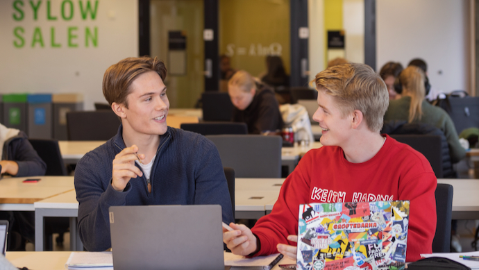 Studenter som diskuterer
