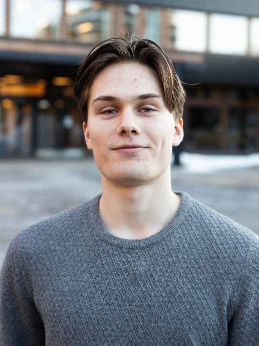 Feliks foran Niels Henrik Abels hus på Blindern