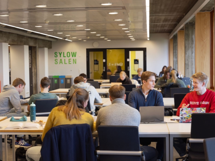 Studenter som sitter i Sylowsalen
