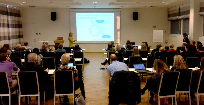 Plenumpresentasjon på NNN-seminar. Foto tatt fra bak i salen.