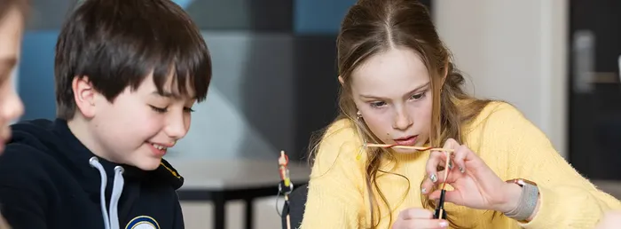 Tre elever som utfører et eksperiment
