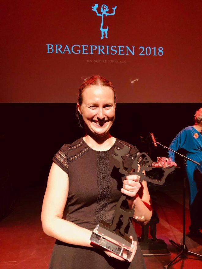 Anja Røyne with Brageprisen.