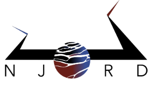 En rød/blå/svart sirkel med hvite streker som ser ut som en planet og en horisontal svart linje som går gjennom sirkelen og bøyes i skarp vinkel først mot sirkelen og deretter fra den. Njord er stavet under linjen med sirkelen som O.